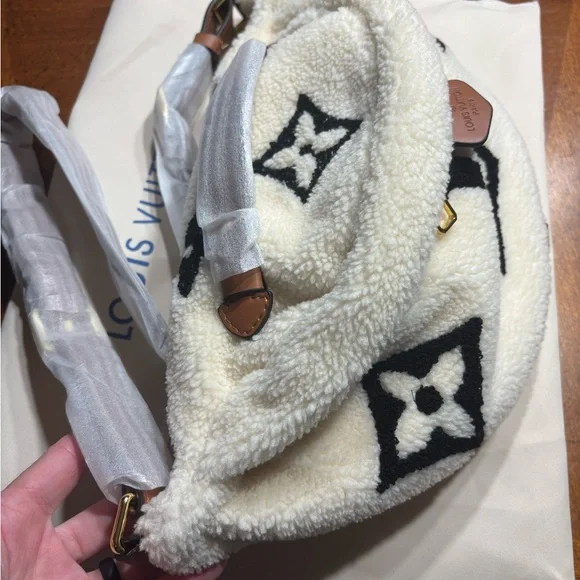 Louis Vuitton Giant Teddy bum bag White and Black Shearling crossbody - Picture 3 of 8